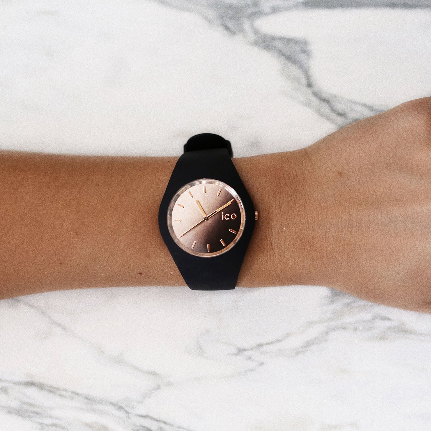 ice-watch-ice-sunset-noire-d-grad-montre-femme-chic-bracelet-noir image 6