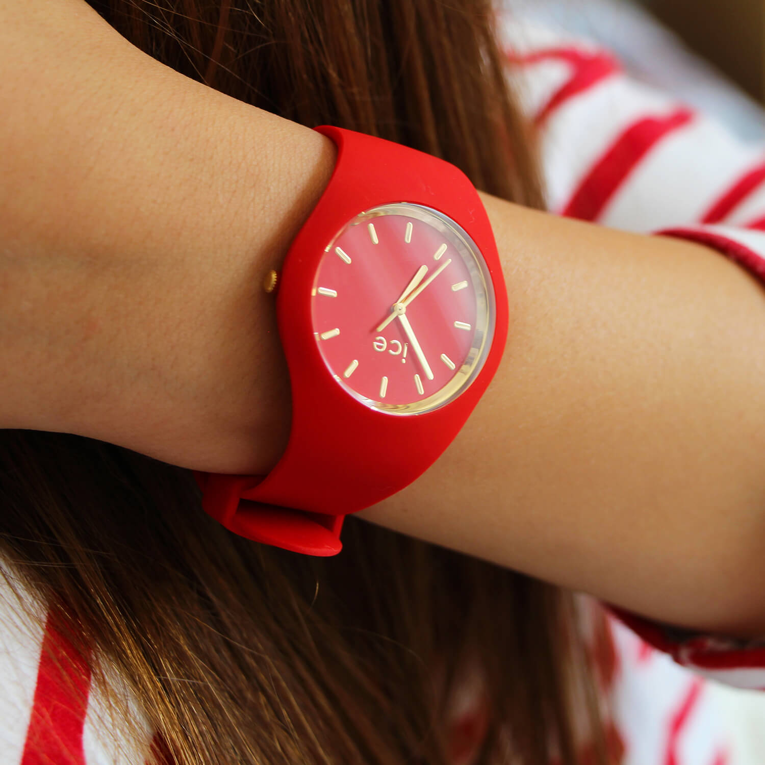 ice-watch-ice-glam-red-montre-femme-silicone-rouge-d-tails-dor-s image 6