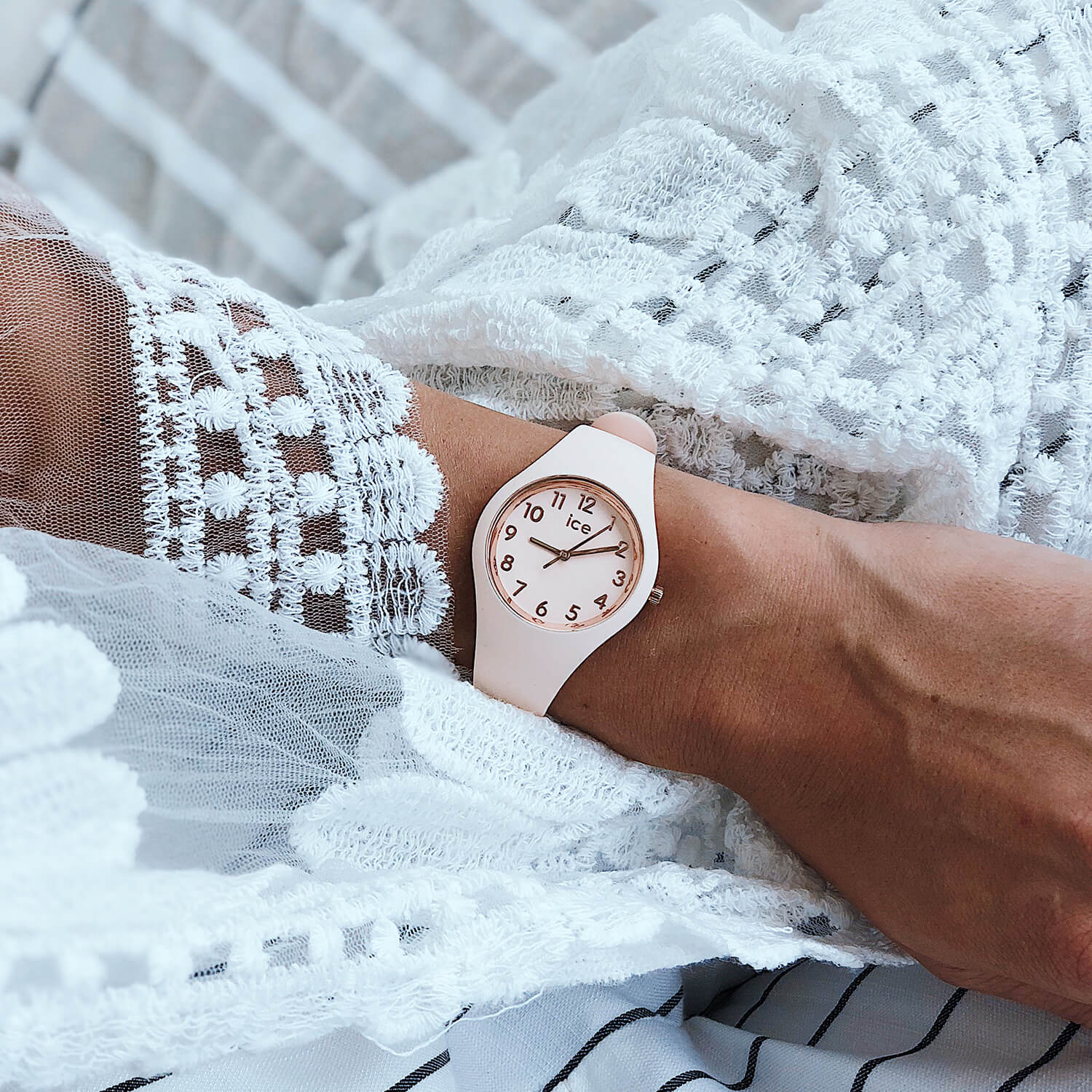 ice-watch-ice-glam-colour-nude-rose-gold-petite-montre-femme-silicone image 5