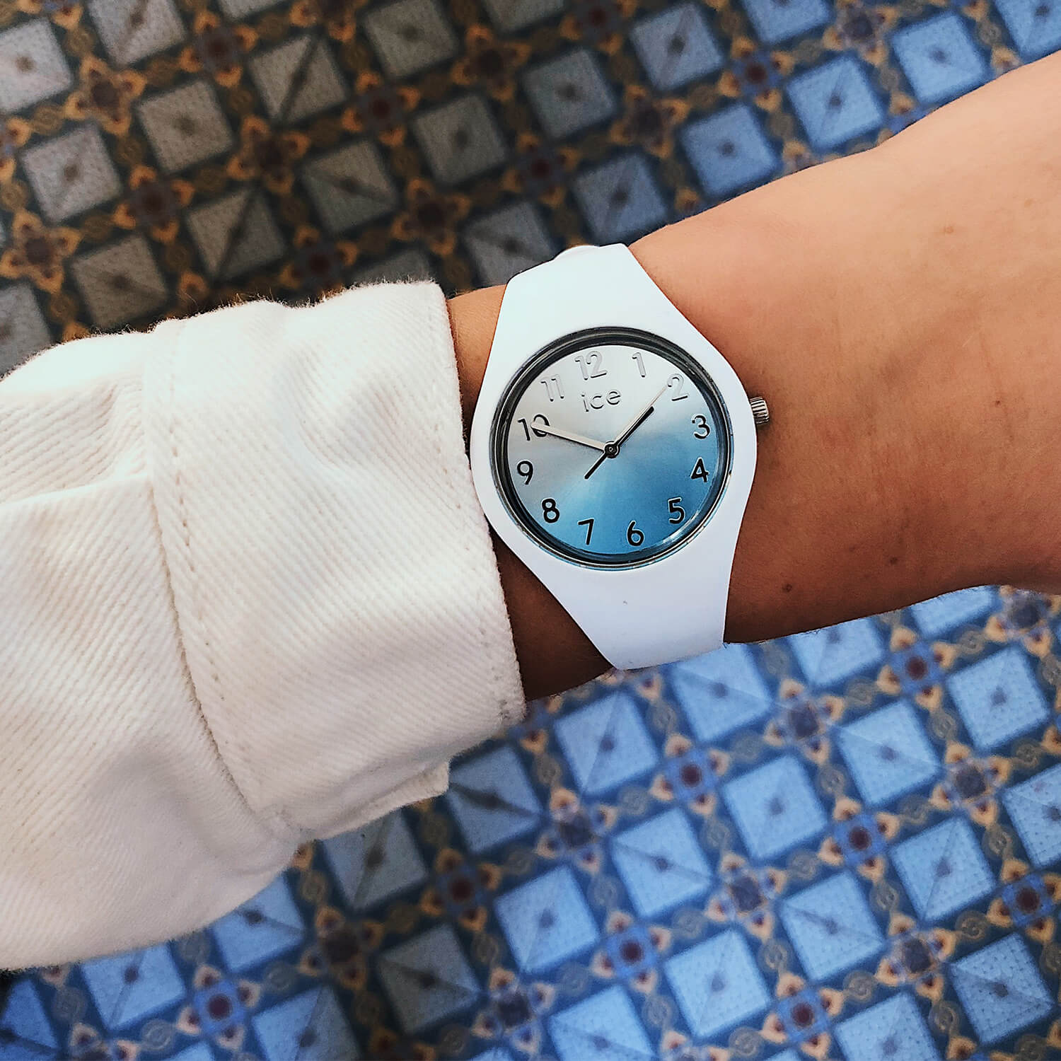 ice-watch-ice-sunset-blue-montre-femme-d-grad-e-blanche image 5