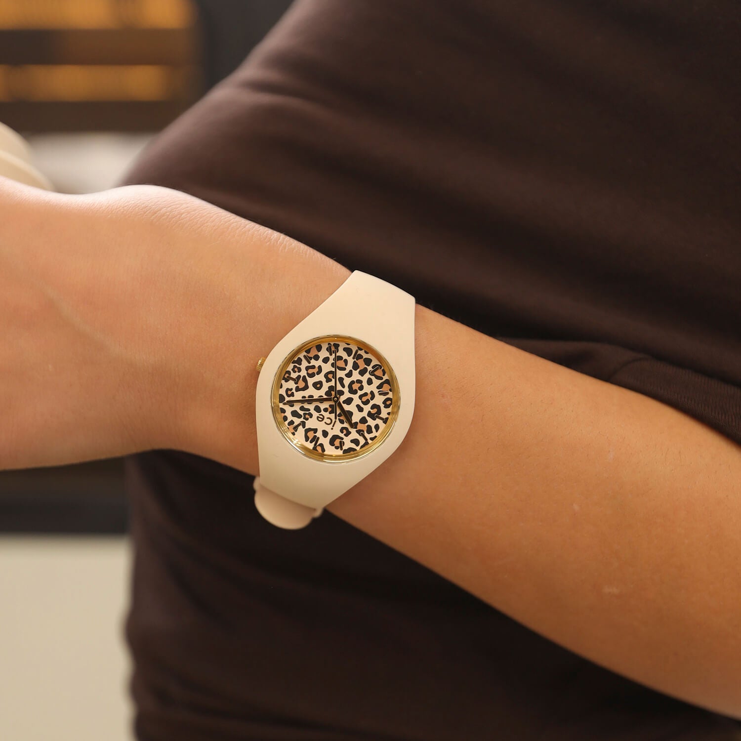 ice-watch-ice-iconic-leopard-petite-montre-femme-beige-gold image 5