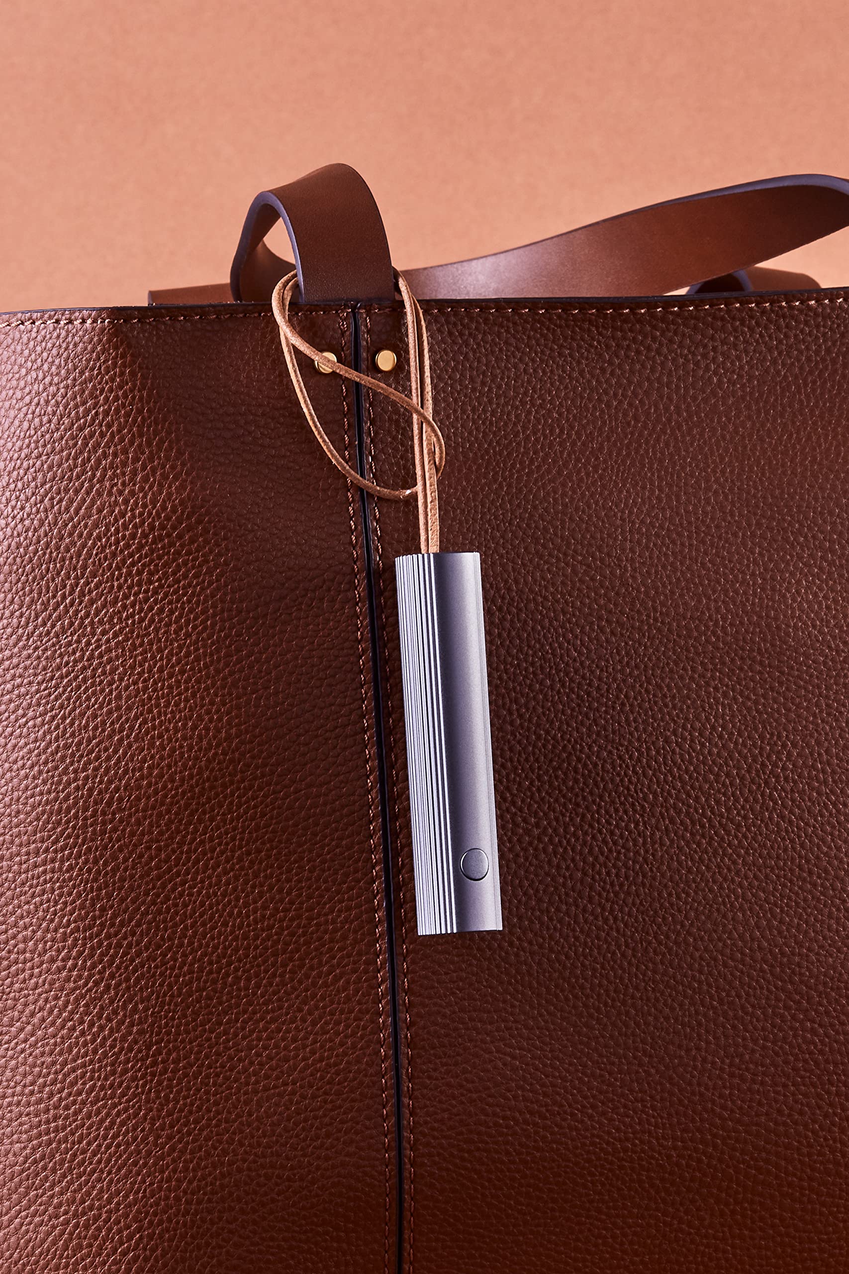 lexon-fine-bag-light-lampe-pour-sac-main-gun-metal image 7