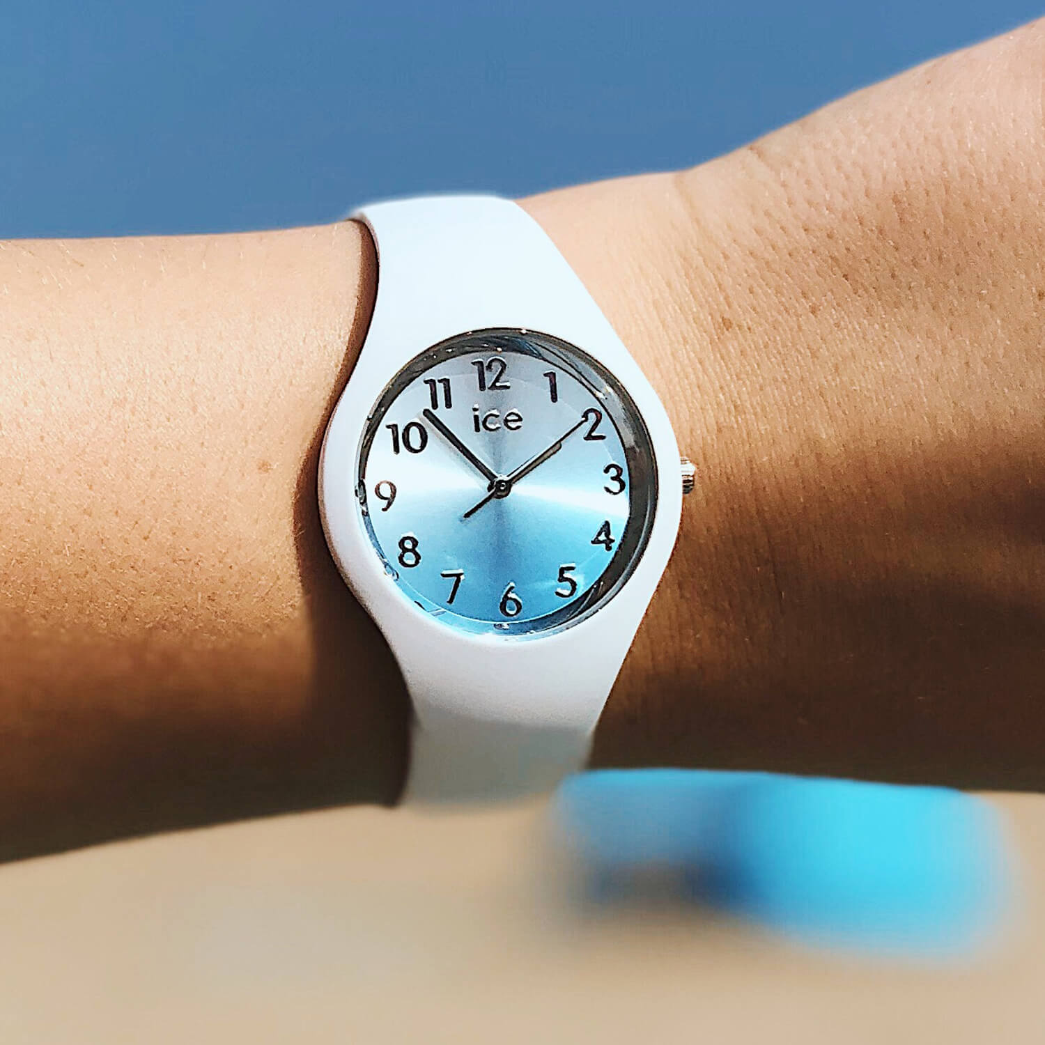 ice-watch-ice-sunset-blue-montre-femme-d-grad-e-blanche image 6