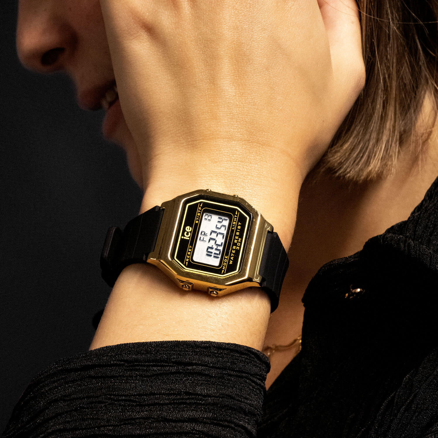 ice-watch-ice-digit-retro-montre-digitale-black-gold image 6